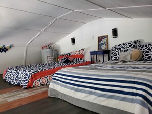 2 bedrooms, WiFi, bed sheets - Cabin #9 The Lighthouse on the Lake (Royal)