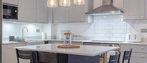 Kühlschrank, Mikrowelle, Ofen, Geschirrspüler