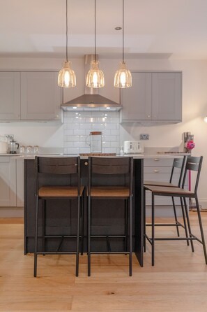 Fridge, microwave, oven, dishwasher - Stylish Garden Home 2 BDR Wimbledon (London)