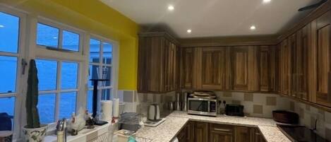 Køleskab, mikrobølgeovn, ovn, kogeplade