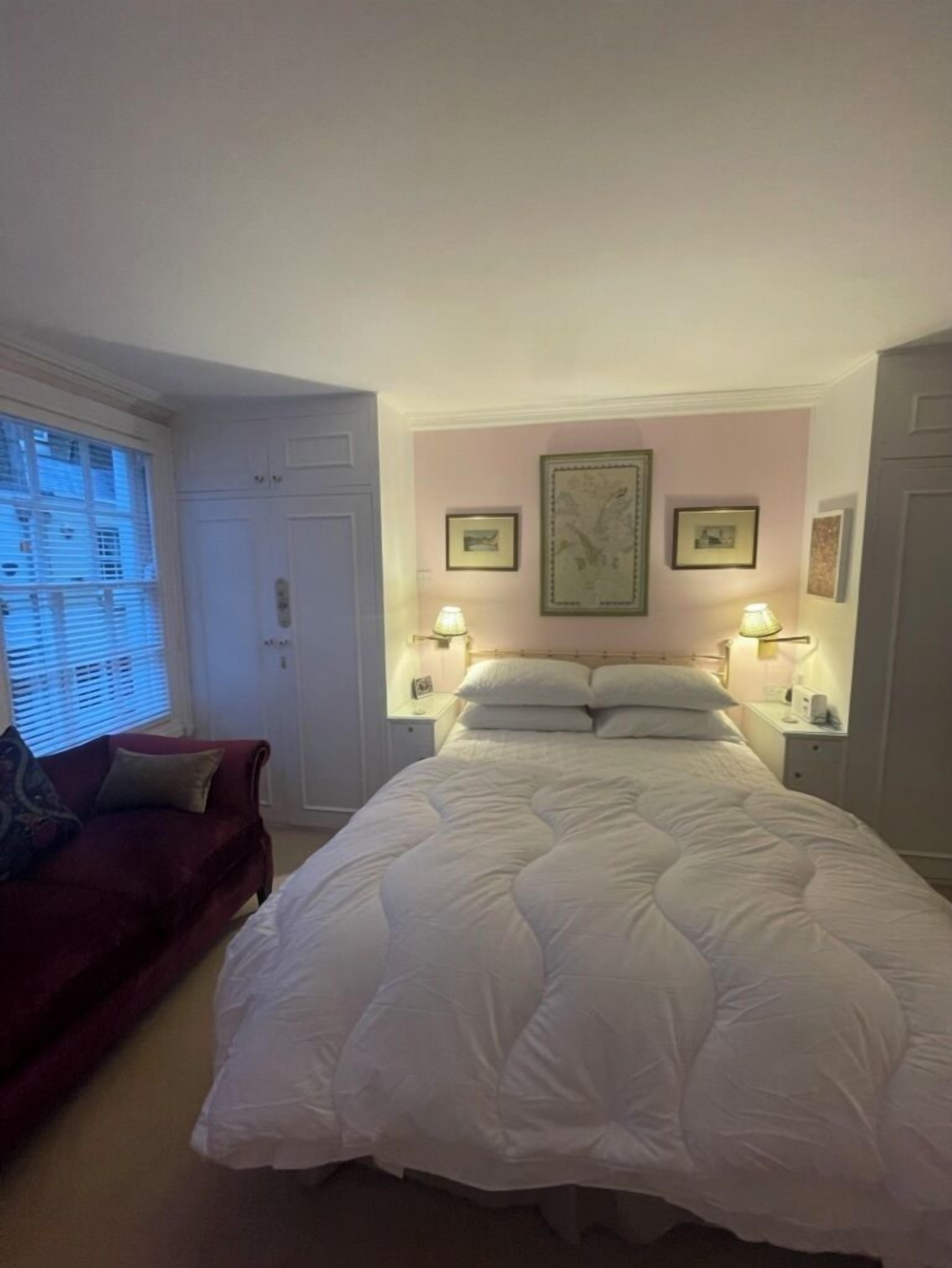 4 bedrooms, iron/ironing board, Internet, bed sheets