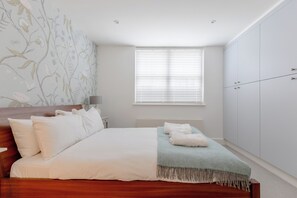 2 bedrooms, iron/ironing board, internet, bed sheets