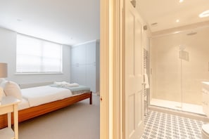 2 bedrooms, iron/ironing board, Internet, bed sheets
