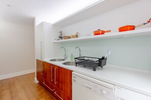 Coffee/tea maker, fridge, microwave, oven - Contemporary 2BD Flat - 1 Min to Pimlico Station! (London)