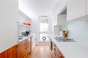 Wasserkocher mit Kaffee-/Teezubehör, Kühlschrank, Mikrowelle, Ofen