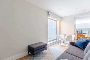 TV - Contemporary 2BD Flat - 1 Min to Pimlico Station! (London)