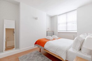 2 bedrooms, iron/ironing board, Internet, bed sheets - Contemporary 2BD Flat - 1 Min to Pimlico Station! (London)