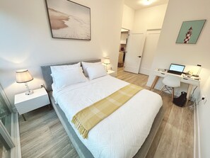 2 soverom, skrivebord, reiseseng for barn og wi-fi (inkludert)