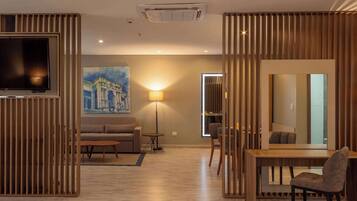 Minibar, sistema de insonorización y tabla de planchar con plancha