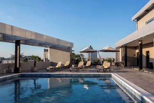 Una piscina al aire libre