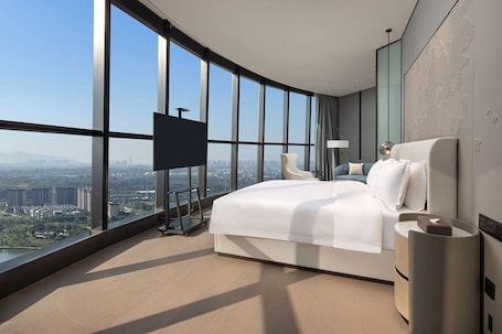 Executive Room, 1 King Bed, Non Smoking, Lake View | 1 bedroom, minibar, in-room safe, blackout drapes