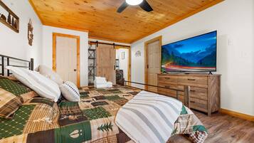 3 slaapkamers, een bureau, een strijkplank/strijkijzer, reisbedje