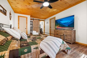 3 slaapkamers, een bureau, een strijkplank/strijkijzer, reisbedje