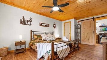 3 bedrooms, desk, iron/ironing board, travel crib