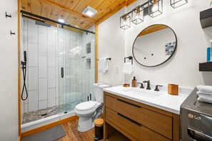 Douche, sèche-cheveux, serviettes fournies