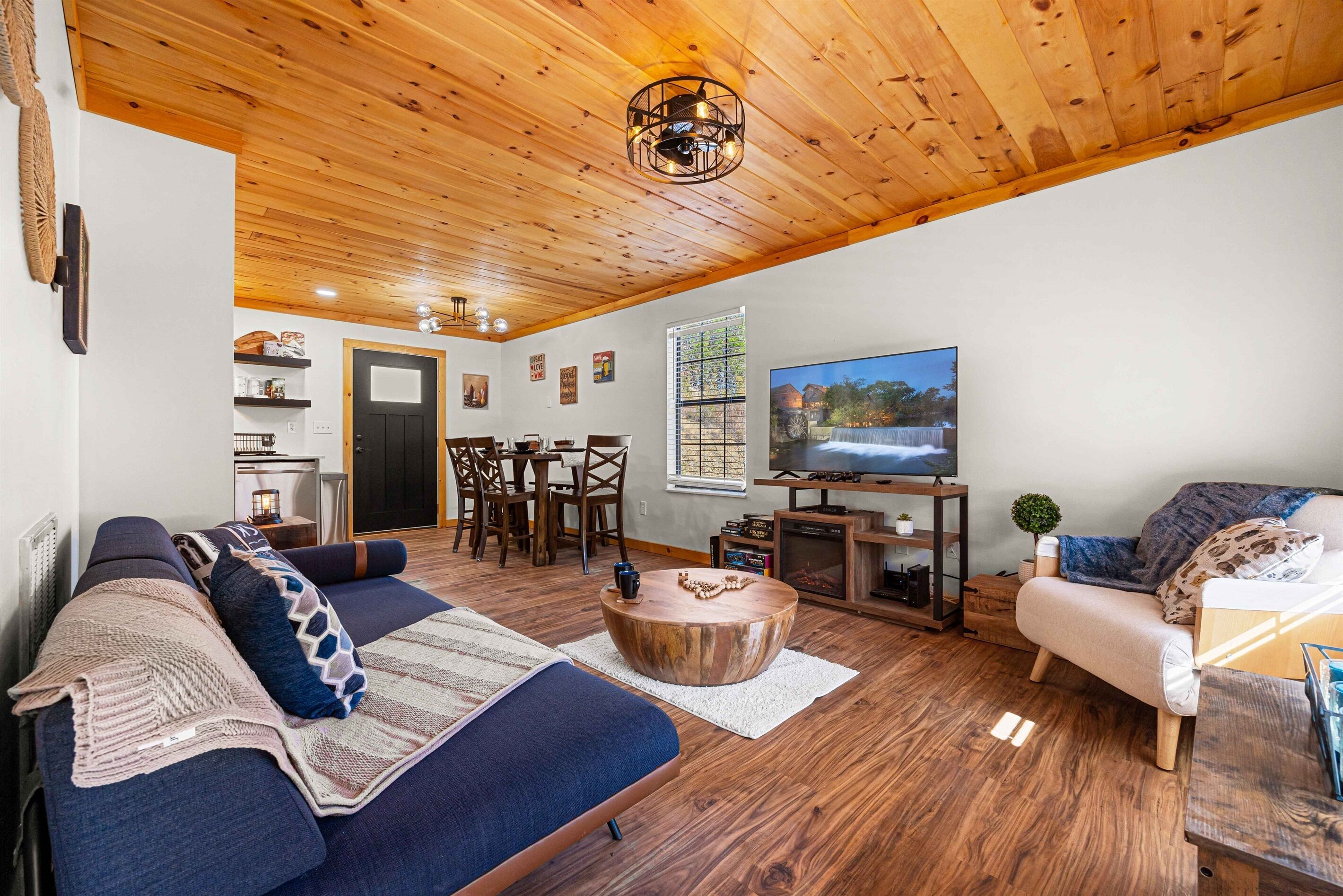 Een smart-tv, een open haard, videogames en een stereo