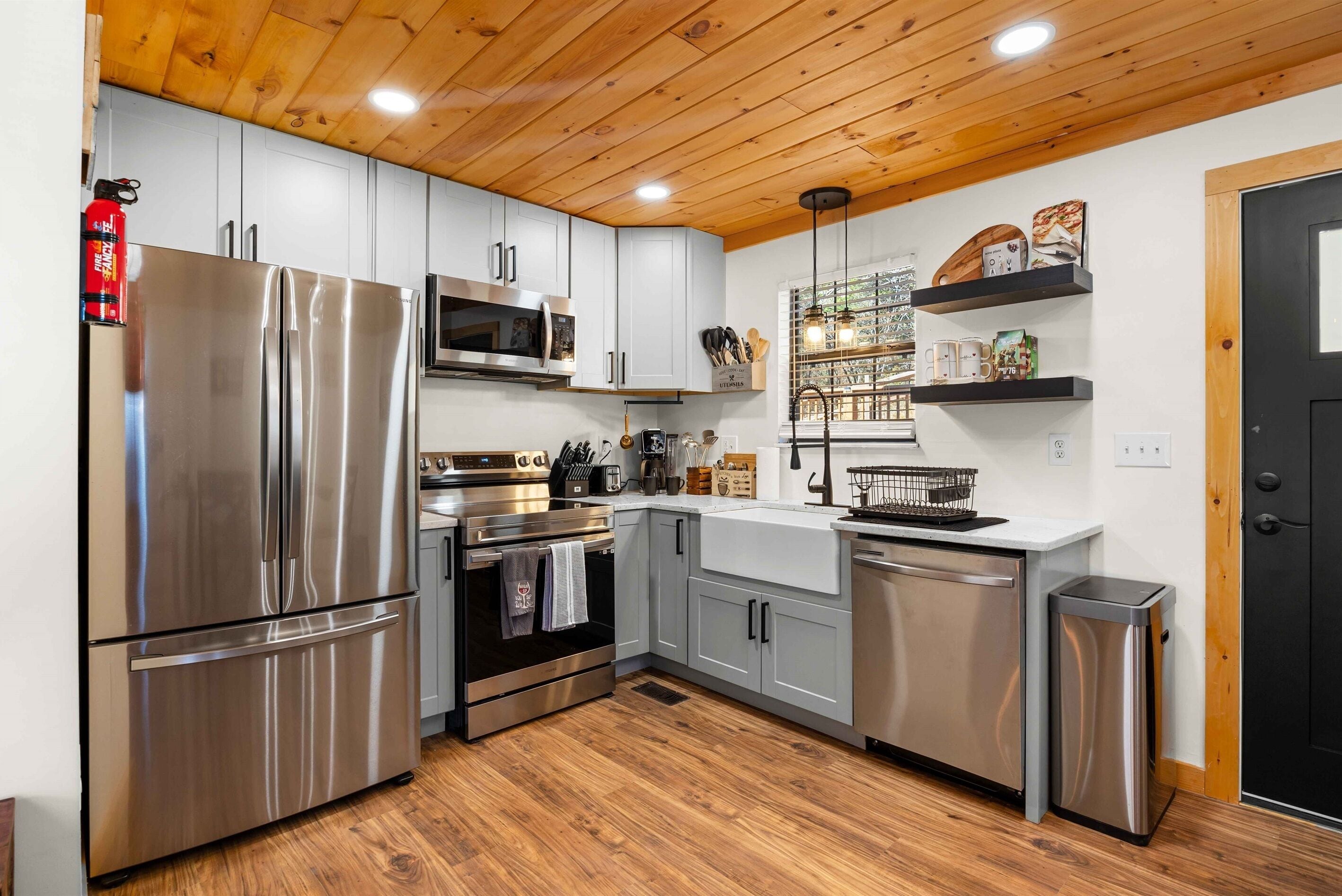 Geladeira, micro-ondas, fogão, cooktop