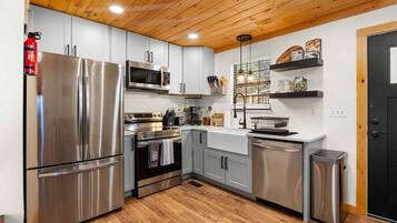 Een koelkast, een magnetron, een oven, een kookplaat