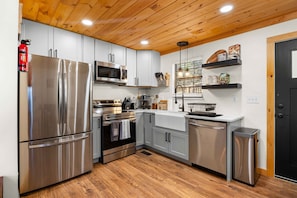 Een koelkast, een magnetron, een oven, een kookplaat