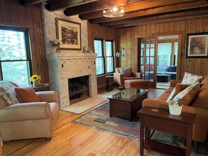 Smart TV, lareira, biblioteca musical