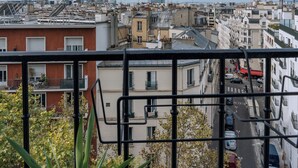 Stadtansicht vom Balkon aus bei blauem Himmel.