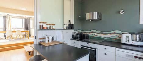 Coffee/tea maker, fridge, microwave, oven