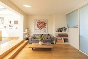 Interior - Breathtaking 2BR – Buttes Chaumont & Terraces (Paris)