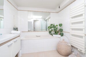 Shower, hair dryer - Breathtaking 2BR – Buttes Chaumont & Terraces (Paris)