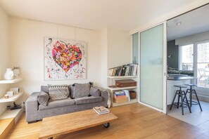 TV, offices - Breathtaking 2BR – Buttes Chaumont & Terraces (Paris)