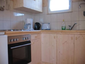 Frigorífico, microondas, horno y placa de cocina