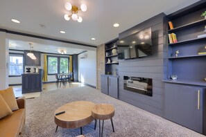 Smart TV, fireplace, books - Modern Downtown Lancaster Apt – Walk to Train & Amtrak (Lancaster)