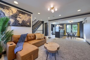 Smart TV, fireplace, books - Modern Downtown Lancaster Apt – Walk to Train & Amtrak (Lancaster)