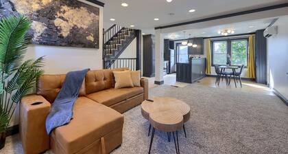 Modern 1-BR Apt by Train Station