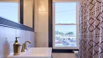 Haartrockner, Handtücher, Seife, Shampoo