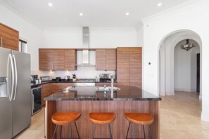 Mikrovågsugn, ugn, spishäll och diskmaskin