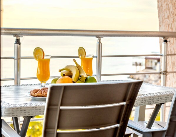 Outdoor dining - Sophie Apartment , City Center , Beachfront (Durrës)