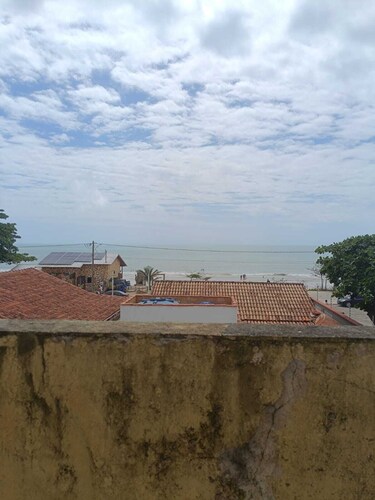 A Casa Aconchegante Fica a 30 Metros da Praia, bem Localizada 10 min da Praça