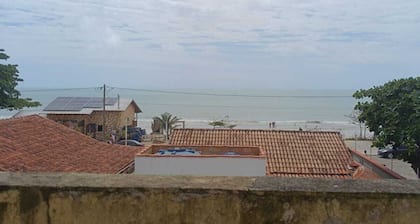 A Casa Aconchegante Fica a 30 Metros da Praia, bem Localizada 10 min da Praça