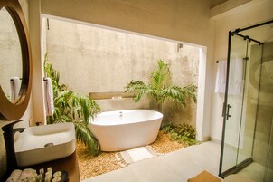 华丽套房 | 浴室 | 免费洗浴用品、吹风机、浴袍、毛巾