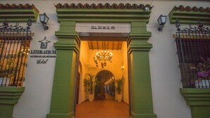 L’entrée d’un hôtel, avec une enseigne indiquant « Literarium Hotel » et le numéro « 21 N° 2 47 ».