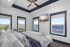 5 bedrooms, desk, iron/ironing board, free WiFi - Beachfront + Heated Pool: Fire Pit-Pets (Crystal Beach)