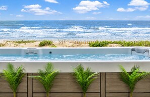 Ein Whirlpool mit Blick auf das Meer und den Strand.