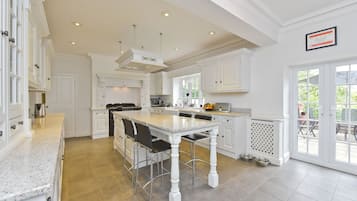 House | Private kitchen | Fridge, microwave, oven, stovetop