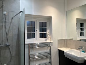 Ferienhaus | Badezimmer | Badewanne und Dusche (separat), Komfortbadewanne, Handtücher