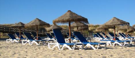 Plage à proximité, chaises longues