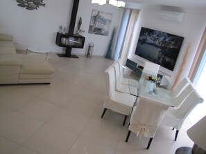 Smart TV, fireplace