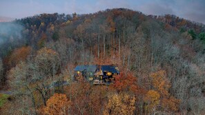 Interior - Dark Horse by Avantstay Secluded 5bdr w/ Hot Tub, Game Room, Deck Forest Views (Sevierville)