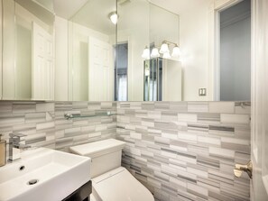 Séchoir à cheveux, bidet, serviettes fournies, savon