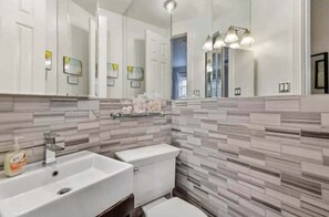 Sèche-cheveux, bidet, serviettes fournies, savon