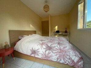 3 chambres, fer et planche à repasser, Wi-Fi, draps fournis